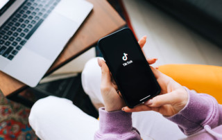 professionista che sta aprendo l'app di tiktok da smartphone