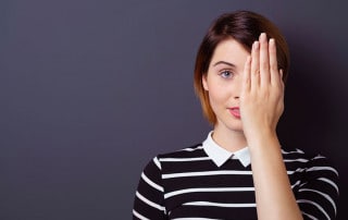 donna che si copra metà volto
