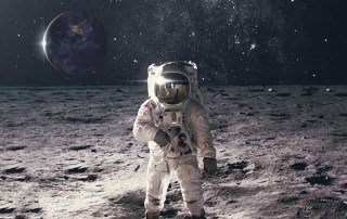 uomo sulla luna con la terra sulle spalle