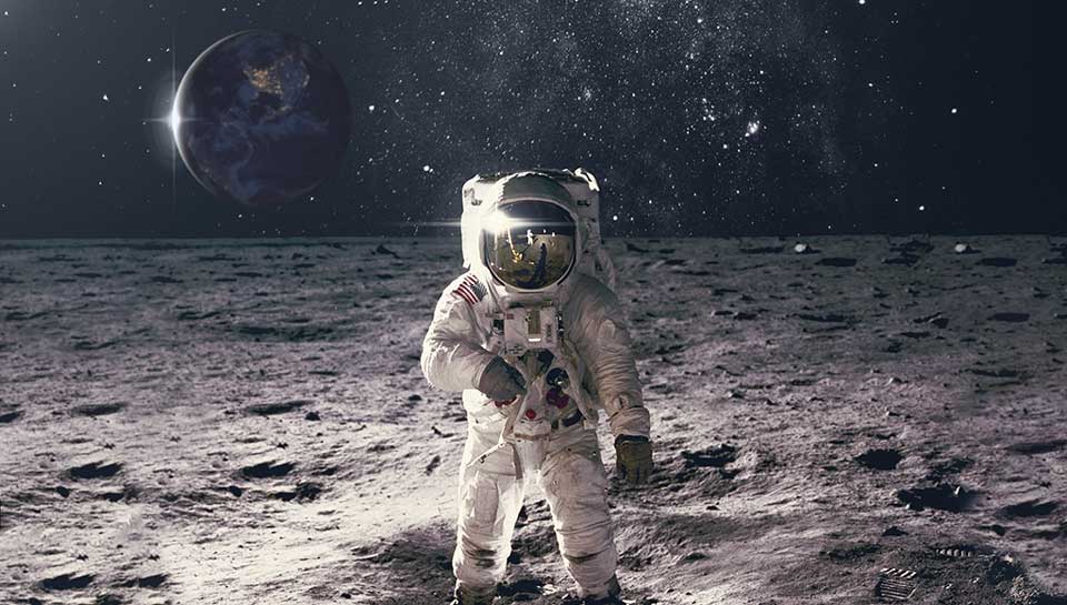 uomo sulla luna con la terra sulle spalle