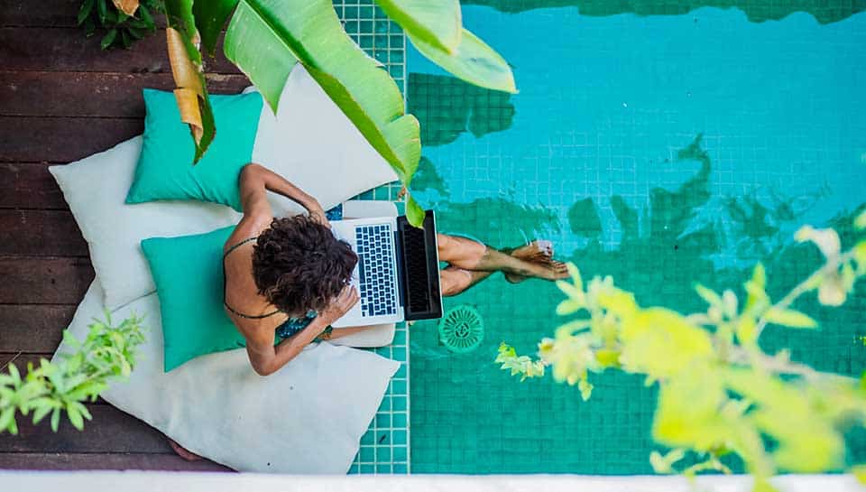 ragazzo che si gode la vita in piscina lavorando