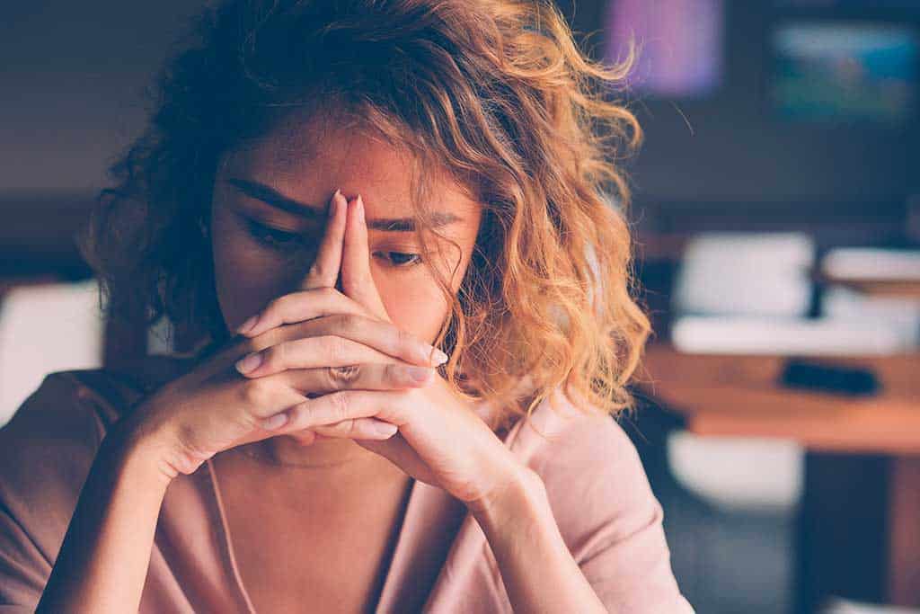 ragazza che soffre di burnout