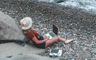 ragazza che lavora dal mare in base alla workation
