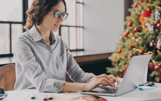 ragazza che lavora durante il periodo natalizio