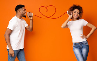 un ragazzo e una ragazza che parlano il linguaggio dell'amore